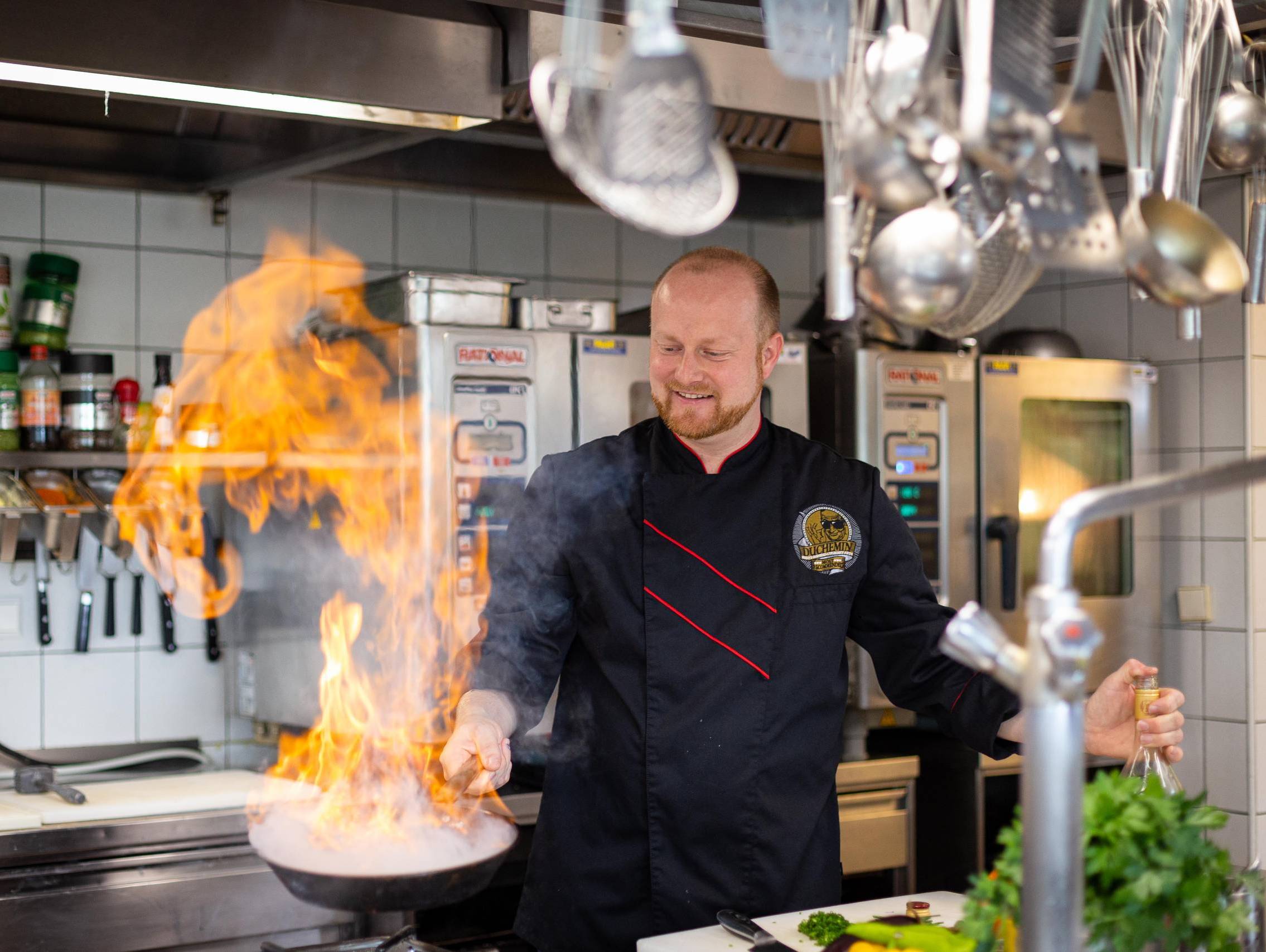 Küchenchef Stefan Liebmann in der Restaurantküche im Hotel Liebmann in der Steiermark