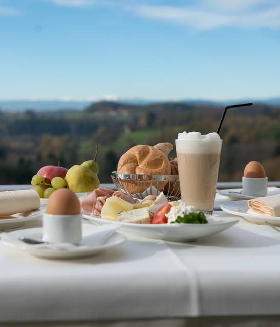 Genießen Sie Ihr Frühstück auf der Sonnenterrasse des Hotel Liebmann